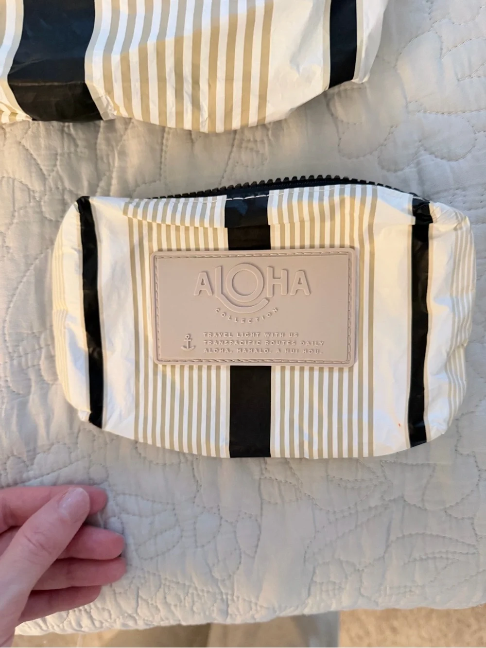 ALOHA Collection Black Travel Tote and Pouches (5 pieces) - Picture 4 of 9